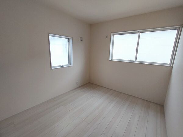 今からここを誰のお部屋にしようか、そんな洋室。