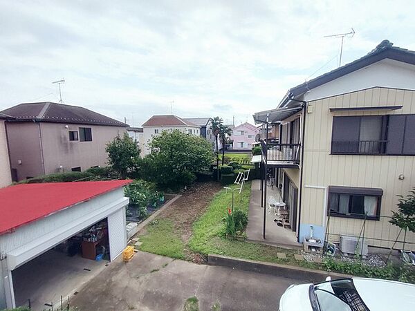 前面の住まいとの距離感があるから、圧迫感を感じません。