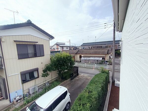 あたりには住宅を中心とした建物が広がります。