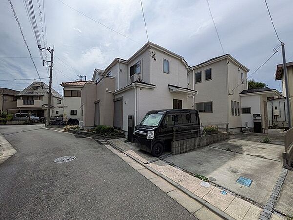 穏やかな時間が流れる落ち着いた住宅街に佇み、日々の暮らしに寄り添う親しみやすい住環境です。