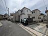 外観：穏やかな時間が流れる落ち着いた住宅街に佇み、日々の暮らしに寄り添う親しみやすい住環境です。
