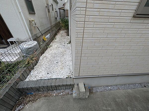 住まいの周りに確保された静かな空間は、日々の暮らしにささやかな余白と落ち着きをもたらしてくれます。