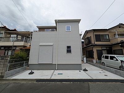外観:周辺の街並みに調和する、シンプルで洗練されたフォルムが落ち着いた暮らしを予感させます。 外観:周辺の街並みに調和する、シンプルで洗練されたフォルムが落ち着いた暮らしを予感させます。