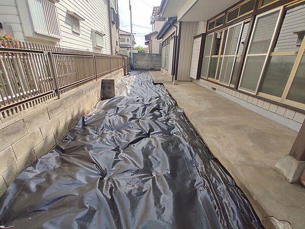季節のお花を少し楽しむのにちょうどいいサイズのお庭です。