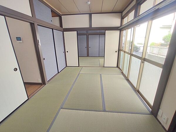たっぷりの陽光に包まれる明るい住まいが、ここにあります。
