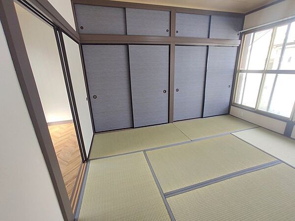 住宅街の2階南向きのお部屋、日当たりはご覧のとおり良好です。