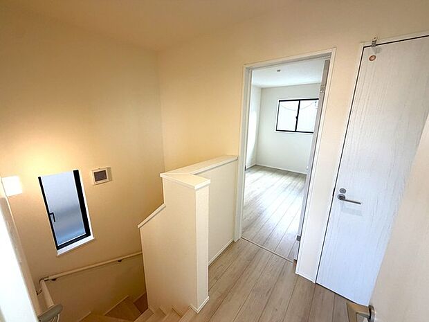 新築の木の匂いのする室内。写真では伝わらないので、ぜひ現地でお確かめください。