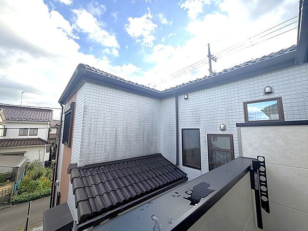 住宅街の中の一戸建て、あたりはほとんど住宅です。