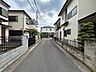 外観：車通りの少ない閑静な住宅地、のびのびした子育てに適します。 