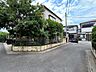 外観：角地につき、開放感に恵まれる住居がここに。 