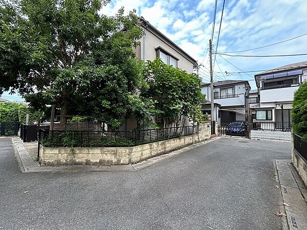 幅員の狭い道ですが、車通りの少ない住宅街に立地してます。