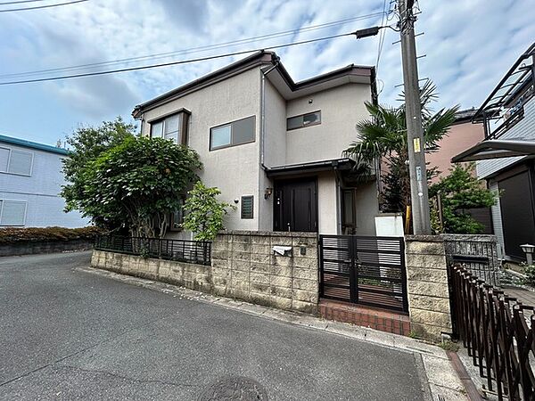 角地につき、開放感に恵まれる住居がここに。