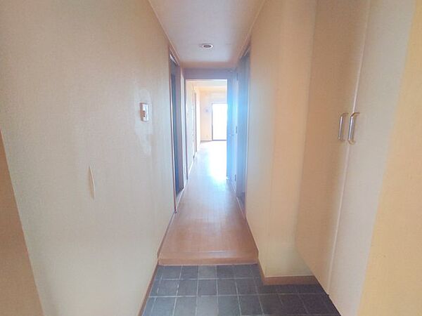 奥へと続く視線が奥行きを感じさせ、住まい全体へ期待が高まるような落ち着いた佇まいです。