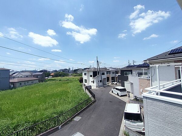 ゆったりとした緑地の多い立地ならでは！緑に包まれた環境です。