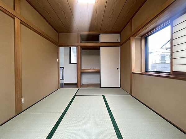 木の温もりと和の質感が調和した、心落ち着く静かな空間。余白を大切にしたシンプルな造りは、暮らしの中に穏やかなひとときをもたらし、住まう人の感性に合わせて多彩な表情を見せてくれる趣のある佇まいです