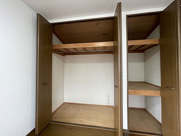 落ち着いた色味の木目が空間に調和し、日々の暮らしにゆとりを生み出す、シンプルで機能的な設えが魅力です