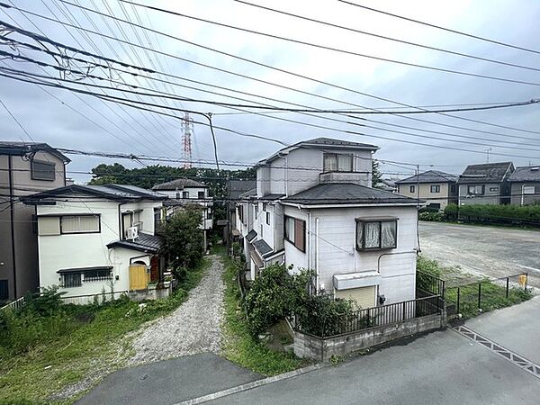 窓越しに広がるのは、空の移ろいを感じられる穏やかな住宅街の景色です。日々の暮らしに静かな時の流れと、落ち着きのある日常の風景が溶け込んでいます