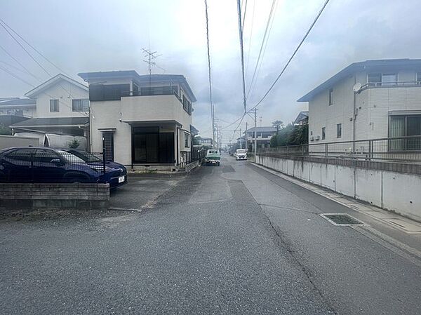 落ち着いた雰囲気の住宅街に位置し、日々の暮らしに穏やかな静けさが流れる場所です。周辺には整った住環境が広がり、プライベートな時間を大切にできる健やかな空気に満たされた立地です