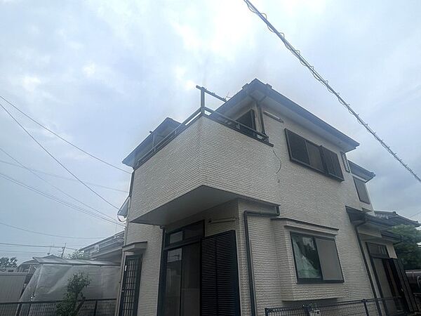 空に向かって伸びやかな佇まいを見せる外観は、落ち着いた色合いが周囲の街並みと穏やかに調和し、日々の暮らしに安らぎの風景をもたらしてくれます