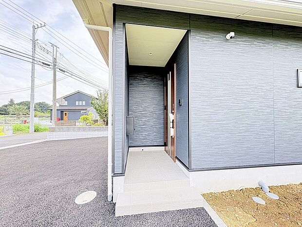 この扉を開けると、新築の木の匂いが待ってます。 
