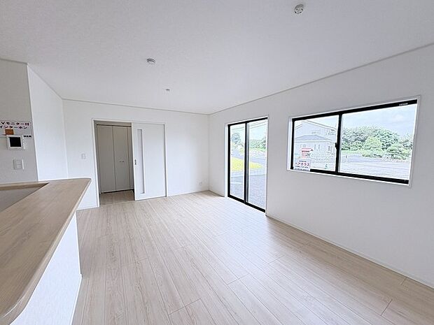 新築の木の匂いのする室内。写真では伝わらないので、ぜひ現地でお確かめください。 