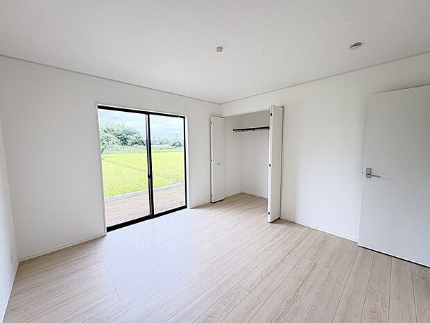 大きめのベッドを置いても、まだゆとりが持てる大きさ。8帖の主寝室。 