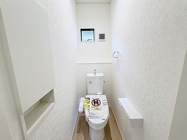 注目度の高いお手洗い。ちゃんとウォシュレット機能ついてます。 
