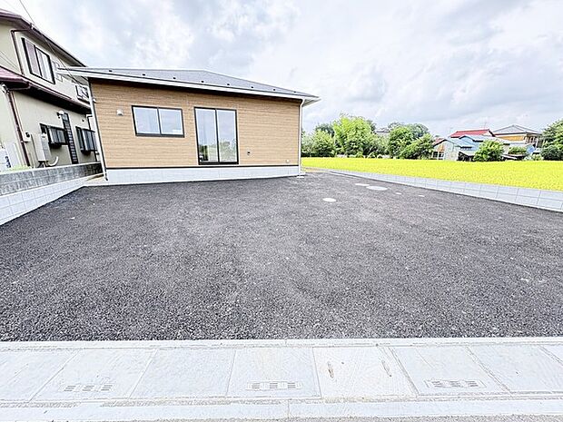 広々とした駐車場は複数台の駐車に対応しゆとりのある空間を確保しています。 