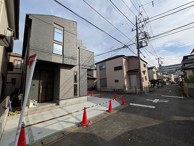 落ち着いた色合いの外壁が街並みに馴染み、穏やかな日常を予感させる佇まいです。