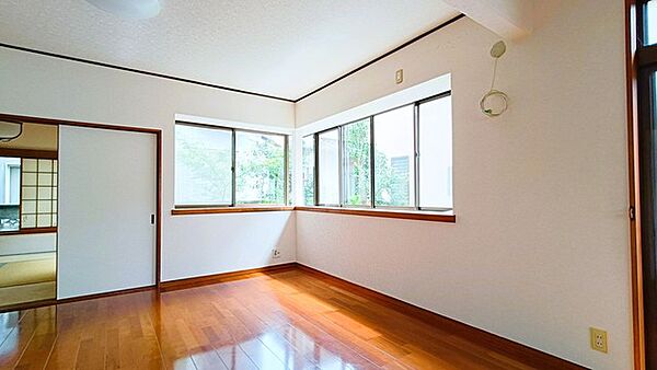 木目が美しい出窓から豊かな景色が広がり、自然のぬくもりを感じられる心地よい室内です。