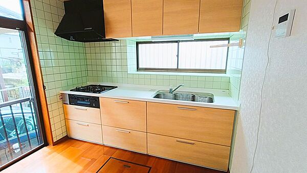 手を伸ばせばそこに収納が。安定した使用感の吊戸棚つきのキッチン空間。