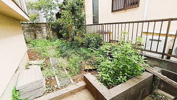 季節のお花を少し楽しむのにちょうどいいサイズのお庭です。