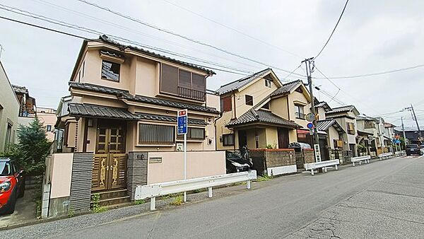 季節の移ろいを静かに映し出す、穏やかな時間が流れる住宅街の風景です。