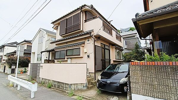 周囲の街並みに溶け込む温かみのある佇まいが、穏やかな日常を予感させます。