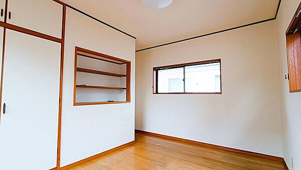 木の温もりがアクセントになるシンプルな佇まいです