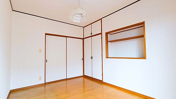 白と木の温もりが調和する落ち着いた空間。