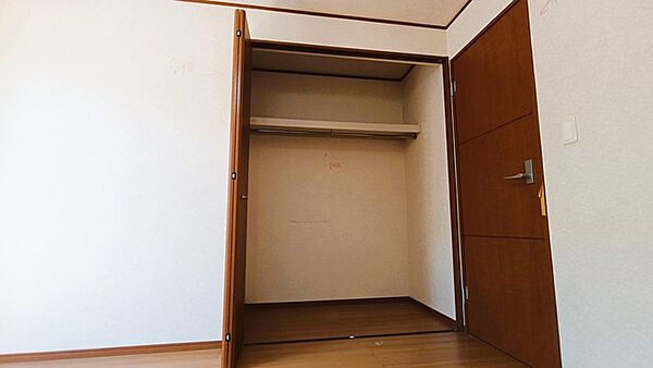 落ち着いた色調の木目が空間に調和し、日々の暮らしに自然と馴染むような静かな佇まいを見せています。