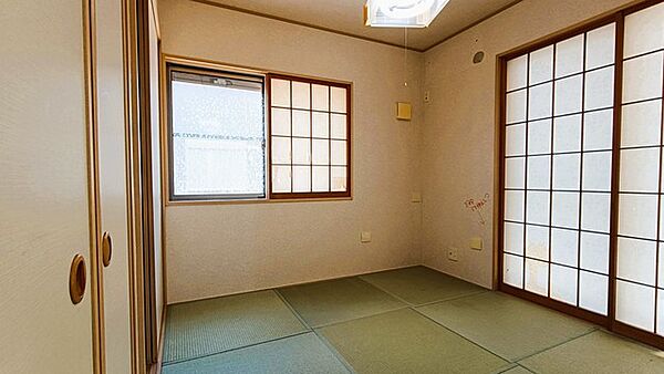 どこか懐かしさを感じさせる、穏やかで静かな時間が流れる落ち着いた空間です。