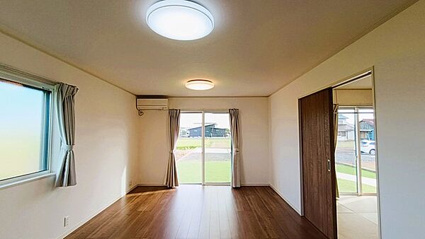 シンプルな内装と落ち着いた色調が調和し、日々の暮らしに安らぎをもたらす心地よい空間です。