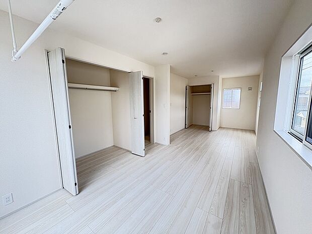 将来的には間仕切りして2部屋に変更可能な洋間。成長に合わせた間取り変更が可能なタイプ。
