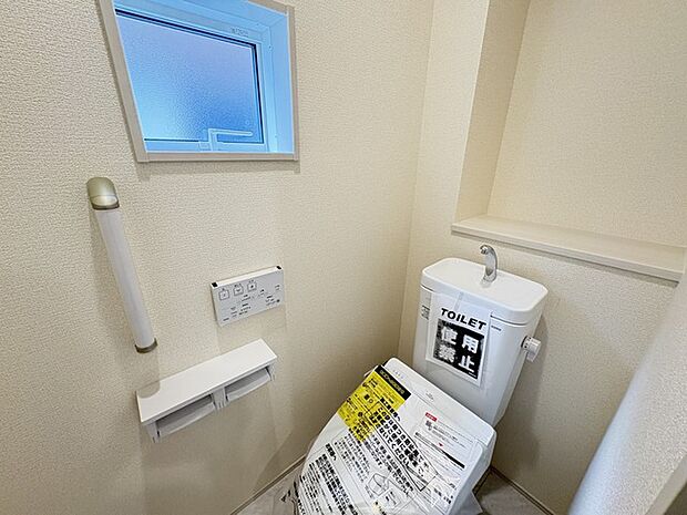 ウォシュレット機能付き。憩いの場としてひそかに注目度の高いお手洗いにもご注目ください。