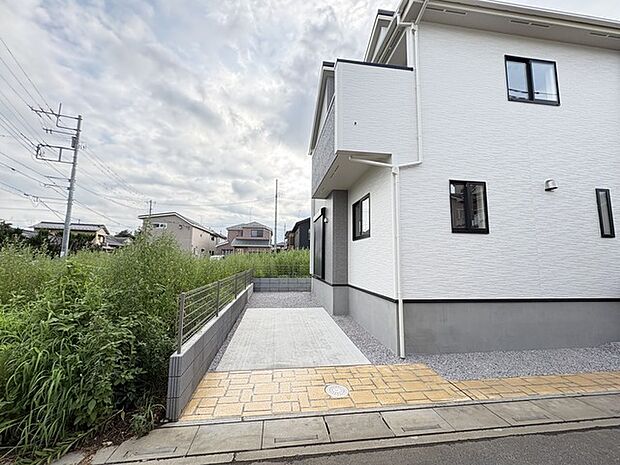 セカンドカーにも便利、駐車2台可の敷地。