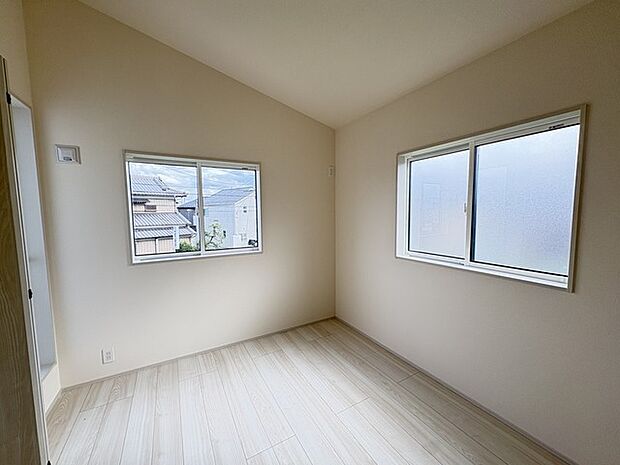 今からここを誰のお部屋にしようか、そんな洋室。大きさは5.25帖です。