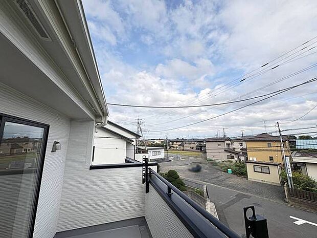 車通りの少ない閑静な住宅地、のびのびした子育てに適します。