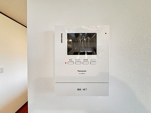 来客がカラーでわかるインターフォン。防犯面においてカメラがあることは嬉しいですね。