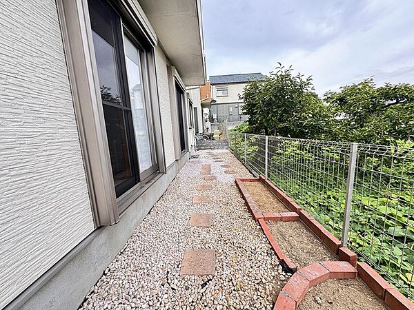 緑の彩りが目にも優しい庭。住まいの外側にもゆとりが広がり、心地よい風と静けさを楽しめます。