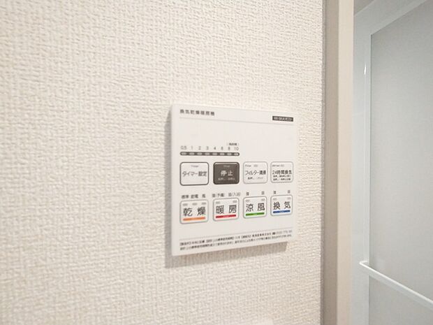 空気もこもらず、いつもクリーンな浴室乾燥機付。