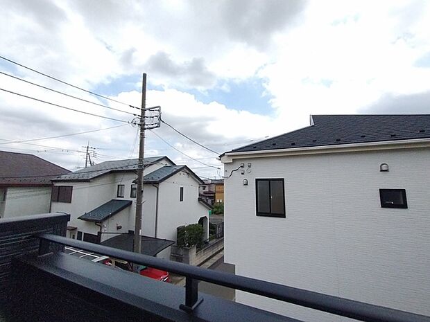 車通りの少ない閑静な住宅地、のびのびした子育てに適します。 