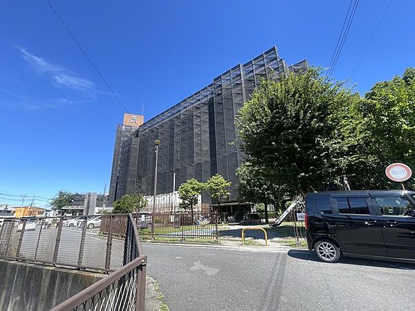澄み渡る青空の下に佇む、地域にしっかりと根を下ろした存在感のある建物が、穏やかな日常を予感させます