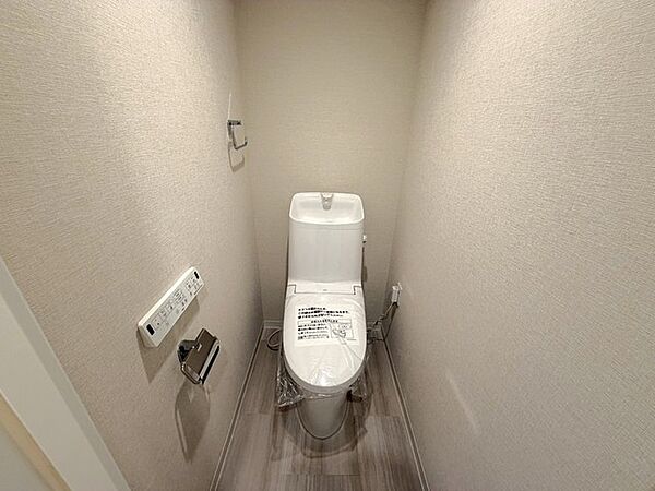 温水洗浄便座つきのトイレはリモコンタイプです。